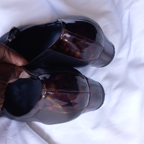 Stuart Weitzman Round Toe and Round Block Heels Size 6M - Picture 6 of 16